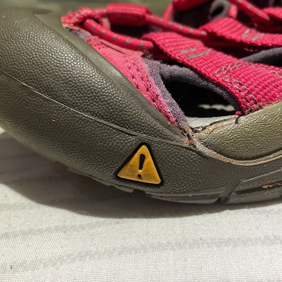 KEEN kids Big girls size 6 pink shoes - Picture 6 of 6